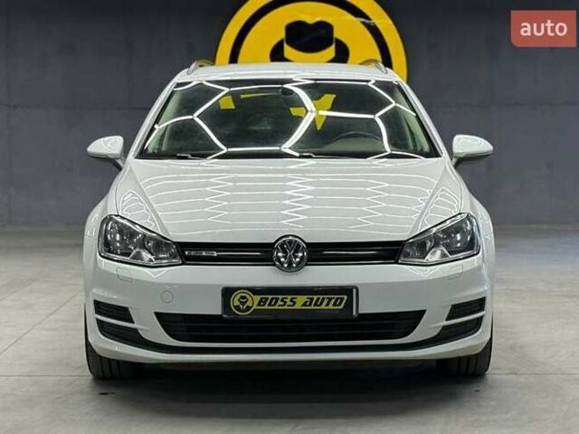 Фольксваген Гольф 2014 в Черновцах на Automoto.ua Белый Фольксваген Гольф, объемом двигателя 1.6 л и пробегом 231 тыс. км за 11400 $, фото 1 на Automoto.ua