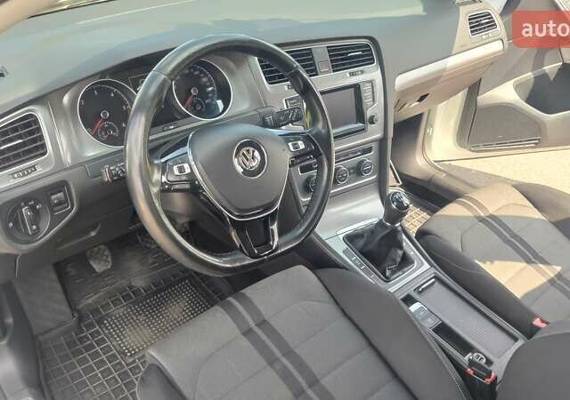 Белый Фольксваген Гольф, объемом двигателя 1.6 л и пробегом 163 тыс. км за 11000 $, фото 6 на Automoto.ua