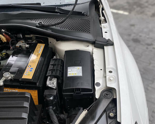 Белый Фольксваген Гольф, объемом двигателя 1.6 л и пробегом 275 тыс. км за 8700 $, фото 23 на Automoto.ua