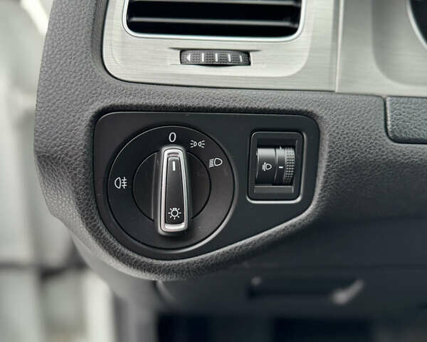 Белый Фольксваген Гольф, объемом двигателя 1.6 л и пробегом 244 тыс. км за 10900 $, фото 47 на Automoto.ua