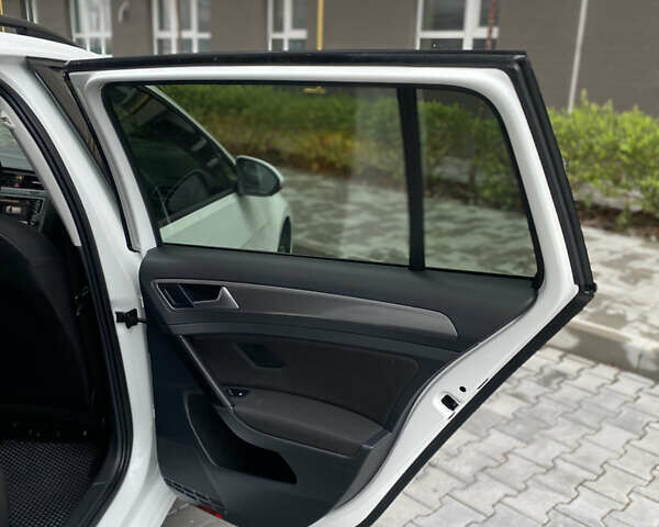 Белый Фольксваген Гольф, объемом двигателя 1.6 л и пробегом 275 тыс. км за 8700 $, фото 22 на Automoto.ua