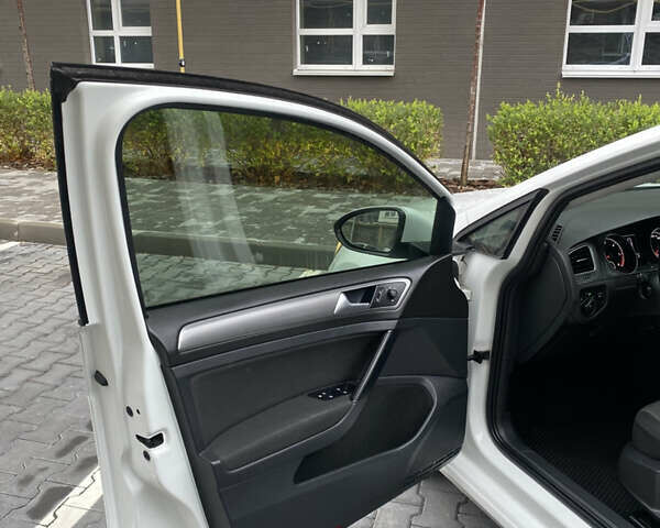 Белый Фольксваген Гольф, объемом двигателя 1.6 л и пробегом 275 тыс. км за 8700 $, фото 19 на Automoto.ua