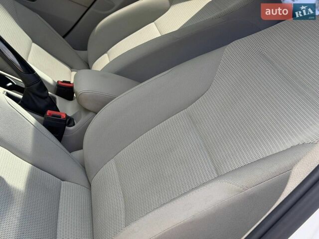 Белый Фольксваген Гольф, объемом двигателя 1.97 л и пробегом 159 тыс. км за 9800 $, фото 29 на Automoto.ua