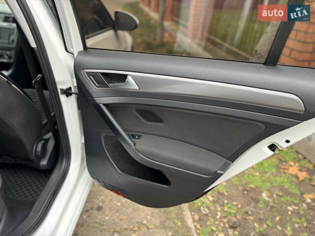 Білий Фольксваген Гольф, об'ємом двигуна 1.6 л та пробігом 220 тис. км за 11000 $, фото 19 на Automoto.ua