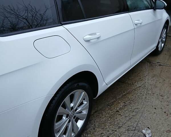 Белый Фольксваген Гольф, объемом двигателя 1.6 л и пробегом 208 тыс. км за 10000 $, фото 3 на Automoto.ua