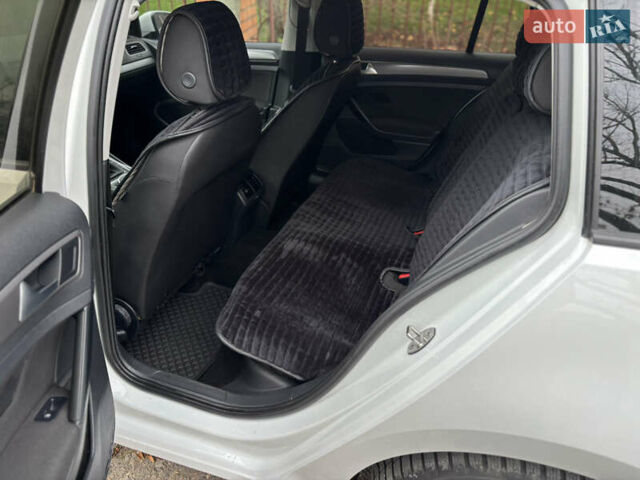 Білий Фольксваген Гольф, об'ємом двигуна 1.6 л та пробігом 220 тис. км за 11000 $, фото 7 на Automoto.ua