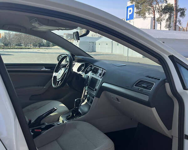 Белый Фольксваген Гольф, объемом двигателя 1.97 л и пробегом 133 тыс. км за 12500 $, фото 2 на Automoto.ua