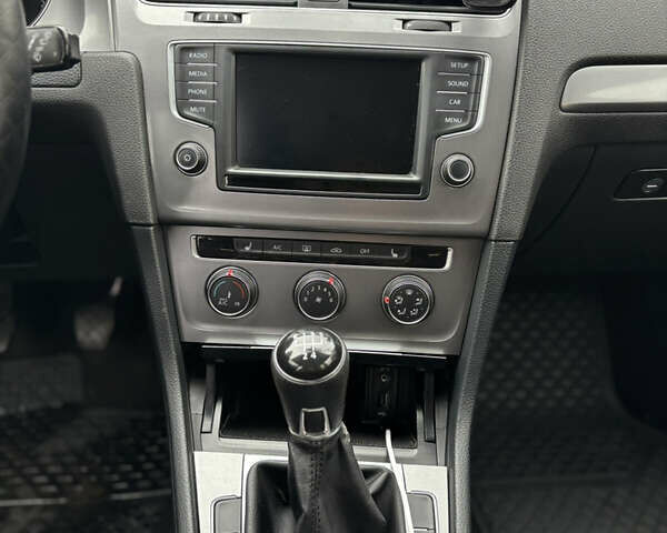 Білий Фольксваген Гольф, об'ємом двигуна 1.6 л та пробігом 220 тис. км за 11000 $, фото 9 на Automoto.ua