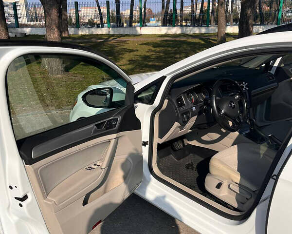 Белый Фольксваген Гольф, объемом двигателя 1.97 л и пробегом 133 тыс. км за 12500 $, фото 3 на Automoto.ua