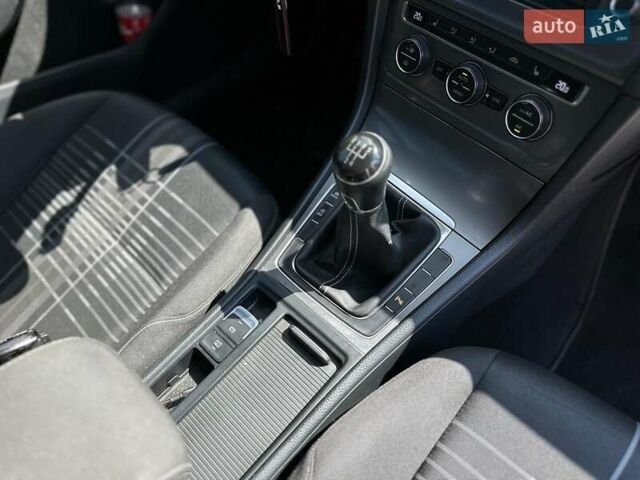 Белый Фольксваген Гольф, объемом двигателя 1.6 л и пробегом 262 тыс. км за 10480 $, фото 19 на Automoto.ua