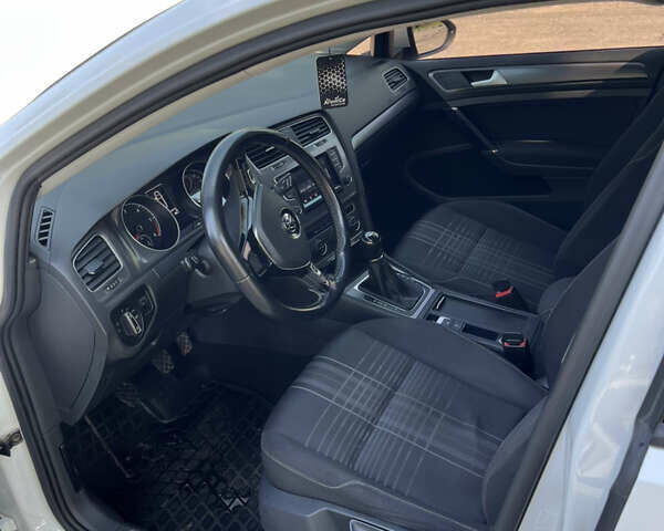 Білий Фольксваген Гольф, об'ємом двигуна 1.6 л та пробігом 290 тис. км за 10500 $, фото 16 на Automoto.ua