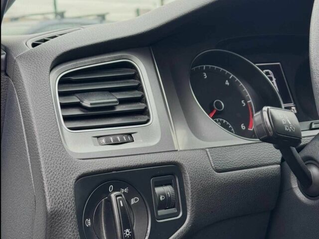 Белый Фольксваген Гольф, объемом двигателя 1.6 л и пробегом 260 тыс. км за 9650 $, фото 5 на Automoto.ua