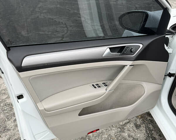 Белый Фольксваген Гольф, объемом двигателя 1.97 л и пробегом 184 тыс. км за 11500 $, фото 7 на Automoto.ua