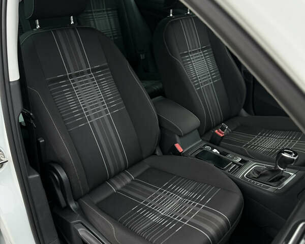 Белый Фольксваген Гольф, объемом двигателя 1.6 л и пробегом 243 тыс. км за 10700 $, фото 26 на Automoto.ua