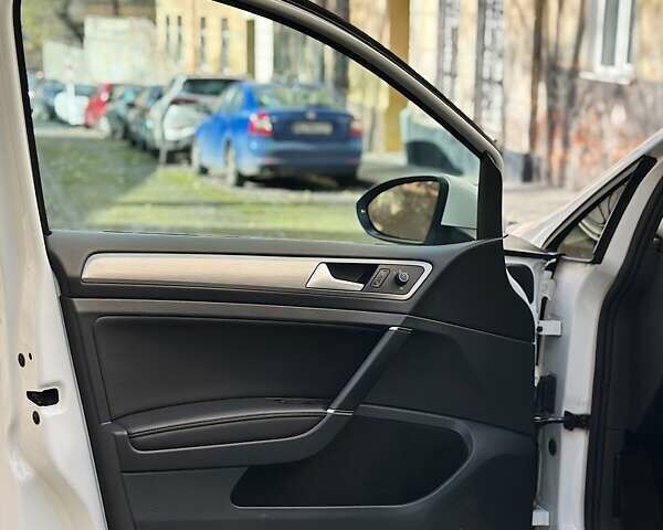 Белый Фольксваген Гольф, объемом двигателя 1.97 л и пробегом 53 тыс. км за 16000 $, фото 19 на Automoto.ua