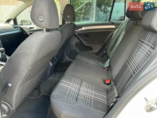 Белый Фольксваген Гольф, объемом двигателя 1.6 л и пробегом 262 тыс. км за 10480 $, фото 11 на Automoto.ua