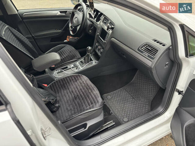 Білий Фольксваген Гольф, об'ємом двигуна 1.6 л та пробігом 220 тис. км за 11000 $, фото 20 на Automoto.ua