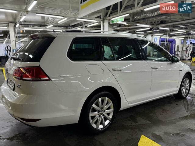 Белый Фольксваген Гольф, объемом двигателя 1.6 л и пробегом 285 тыс. км за 10800 $, фото 1 на Automoto.ua