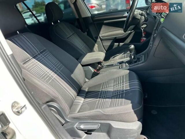 Белый Фольксваген Гольф, объемом двигателя 1.6 л и пробегом 262 тыс. км за 10480 $, фото 18 на Automoto.ua