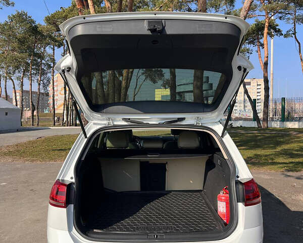 Белый Фольксваген Гольф, объемом двигателя 1.97 л и пробегом 133 тыс. км за 12500 $, фото 11 на Automoto.ua