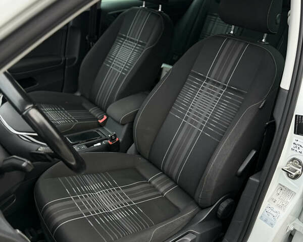 Белый Фольксваген Гольф, объемом двигателя 1.6 л и пробегом 243 тыс. км за 10700 $, фото 25 на Automoto.ua