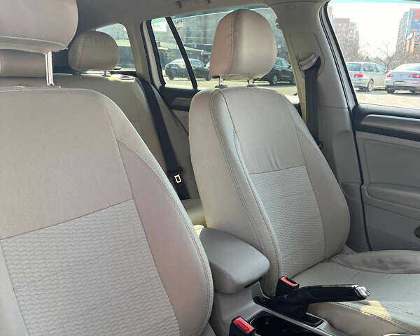 Белый Фольксваген Гольф, объемом двигателя 1.97 л и пробегом 133 тыс. км за 12500 $, фото 5 на Automoto.ua