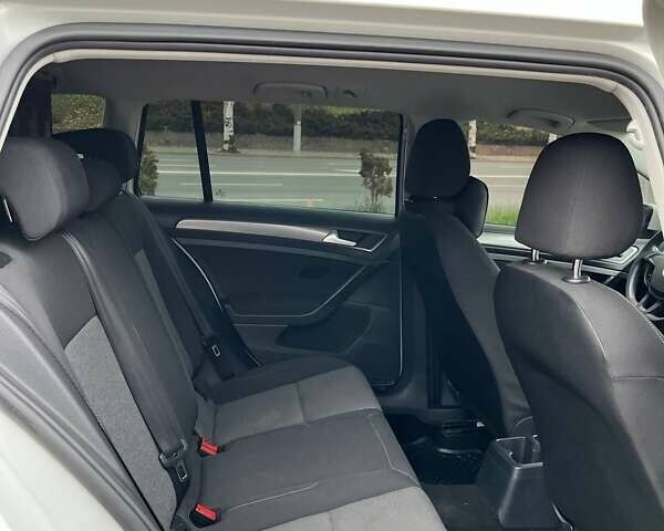 Белый Фольксваген Гольф, объемом двигателя 1.6 л и пробегом 263 тыс. км за 9900 $, фото 8 на Automoto.ua