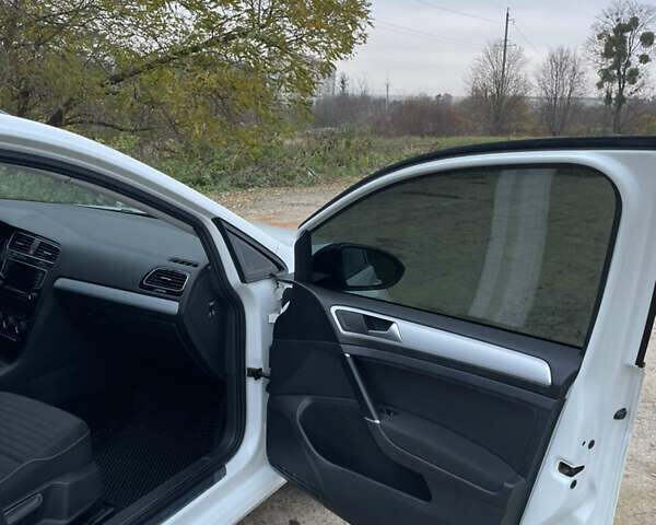 Белый Фольксваген Гольф, объемом двигателя 1.6 л и пробегом 281 тыс. км за 10499 $, фото 5 на Automoto.ua