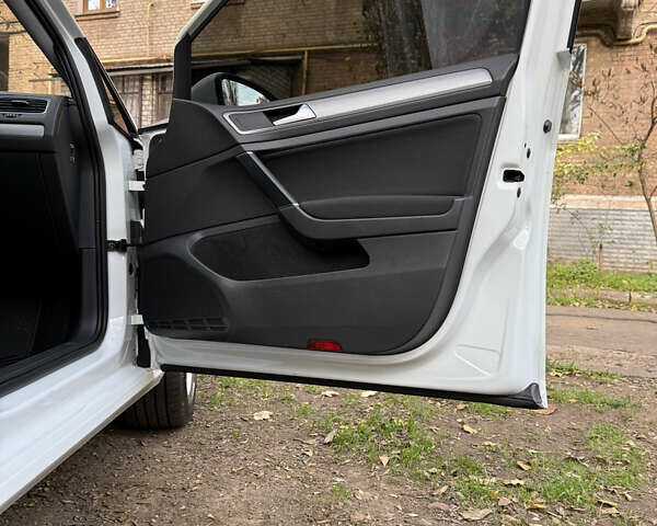 Белый Фольксваген Гольф, объемом двигателя 2 л и пробегом 250 тыс. км за 12450 $, фото 11 на Automoto.ua