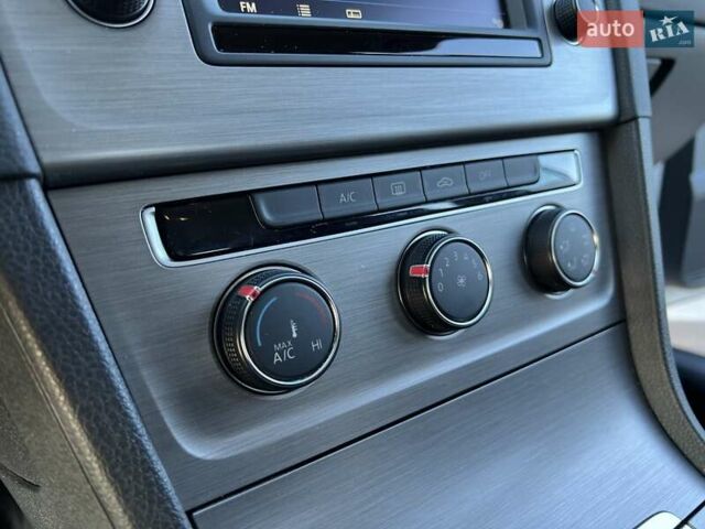 Белый Фольксваген Гольф, объемом двигателя 1.97 л и пробегом 155 тыс. км за 15000 $, фото 3 на Automoto.ua