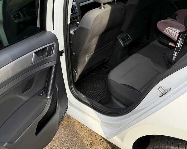 Белый Фольксваген Гольф, объемом двигателя 2 л и пробегом 250 тыс. км за 12450 $, фото 8 на Automoto.ua