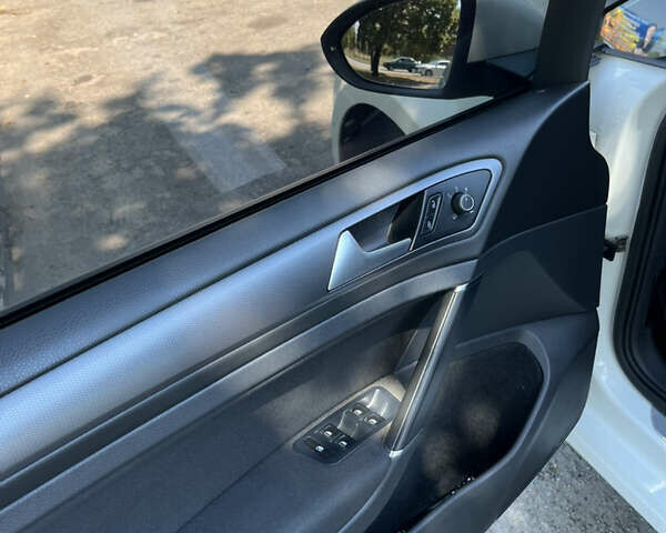 Білий Фольксваген Гольф, об'ємом двигуна 1.6 л та пробігом 290 тис. км за 10500 $, фото 18 на Automoto.ua