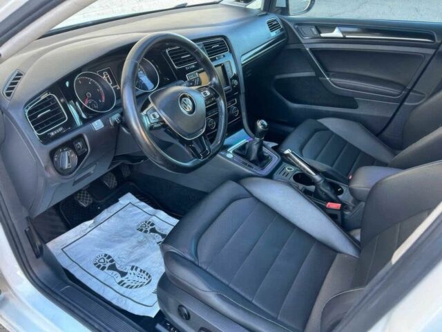 Белый Фольксваген Гольф, объемом двигателя 2 л и пробегом 77 тыс. км за 8000 $, фото 6 на Automoto.ua