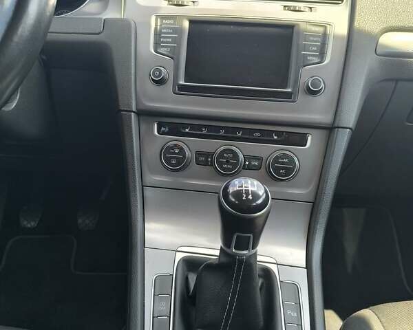 Белый Фольксваген Гольф, объемом двигателя 1.6 л и пробегом 279 тыс. км за 10500 $, фото 13 на Automoto.ua