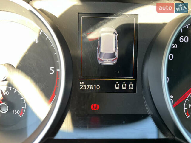 Белый Фольксваген Гольф, объемом двигателя 1.6 л и пробегом 238 тыс. км за 15000 $, фото 4 на Automoto.ua