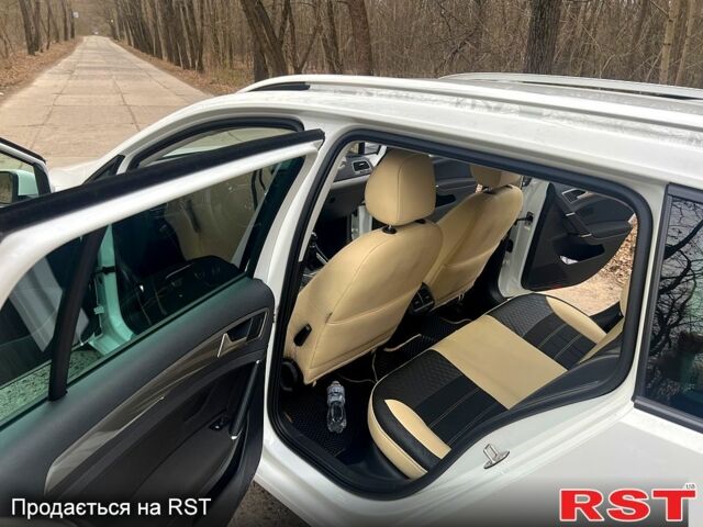 Белый Фольксваген Гольф, объемом двигателя 1.6 л и пробегом 275 тыс. км за 10500 $, фото 6 на Automoto.ua