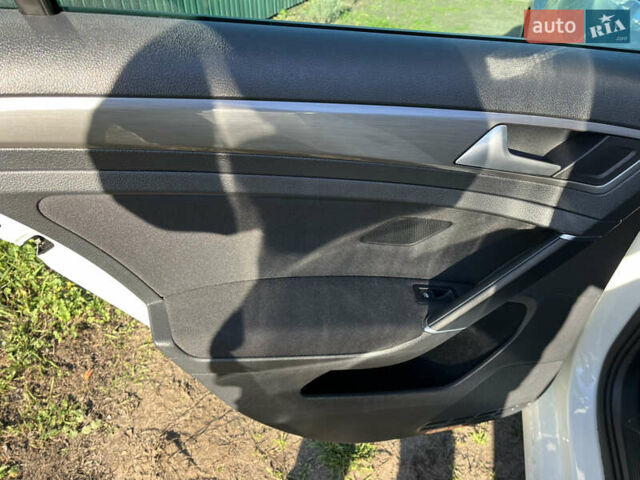 Белый Фольксваген Гольф, объемом двигателя 1.6 л и пробегом 238 тыс. км за 15000 $, фото 65 на Automoto.ua