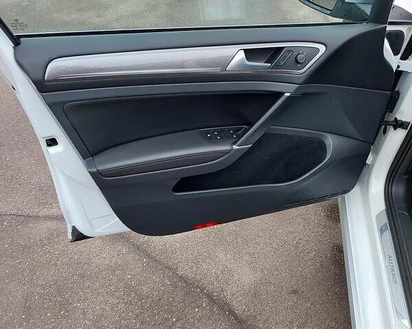 Белый Фольксваген Гольф, объемом двигателя 1.8 л и пробегом 130 тыс. км за 14800 $, фото 5 на Automoto.ua