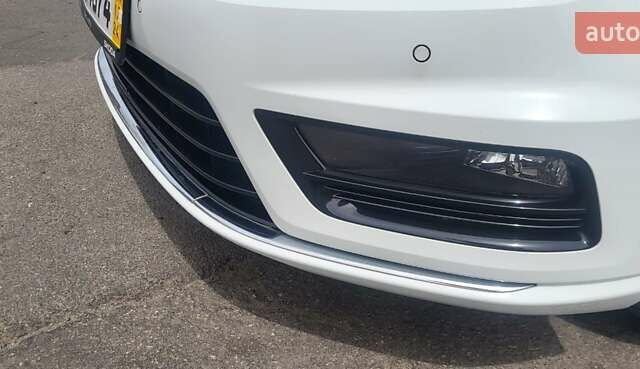 Белый Фольксваген Гольф, объемом двигателя 1.6 л и пробегом 198 тыс. км за 12000 $, фото 5 на Automoto.ua