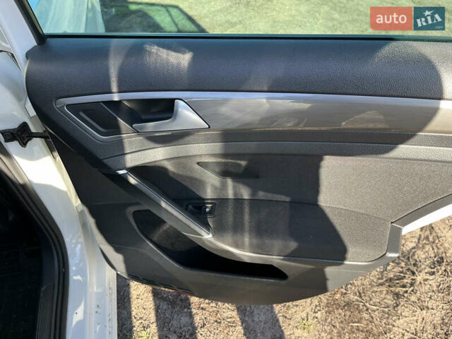 Белый Фольксваген Гольф, объемом двигателя 1.6 л и пробегом 238 тыс. км за 15000 $, фото 62 на Automoto.ua