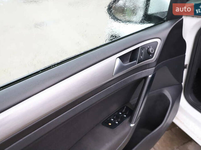 Белый Фольксваген Гольф, объемом двигателя 1.6 л и пробегом 202 тыс. км за 10800 $, фото 13 на Automoto.ua