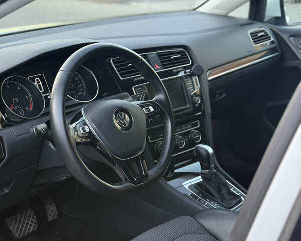 Білий Фольксваген Гольф, об'ємом двигуна 1.6 л та пробігом 270 тис. км за 12100 $, фото 2 на Automoto.ua