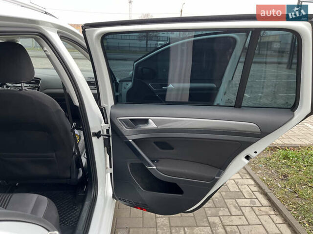 Белый Фольксваген Гольф, объемом двигателя 1.6 л и пробегом 280 тыс. км за 11500 $, фото 34 на Automoto.ua