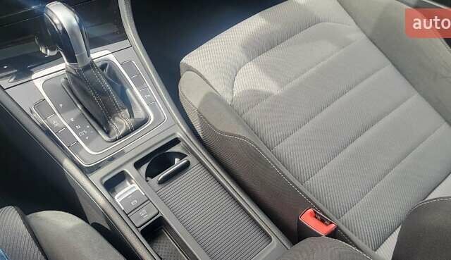 Белый Фольксваген Гольф, объемом двигателя 1.6 л и пробегом 198 тыс. км за 12000 $, фото 17 на Automoto.ua