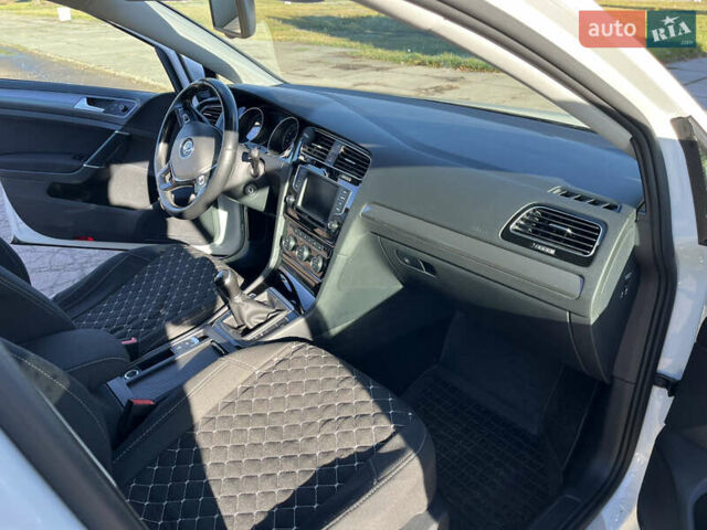 Белый Фольксваген Гольф, объемом двигателя 1.6 л и пробегом 238 тыс. км за 15000 $, фото 35 на Automoto.ua