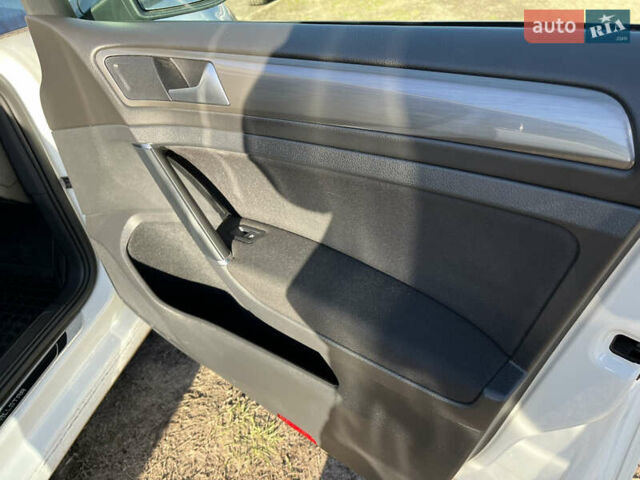 Белый Фольксваген Гольф, объемом двигателя 1.6 л и пробегом 238 тыс. км за 15000 $, фото 57 на Automoto.ua