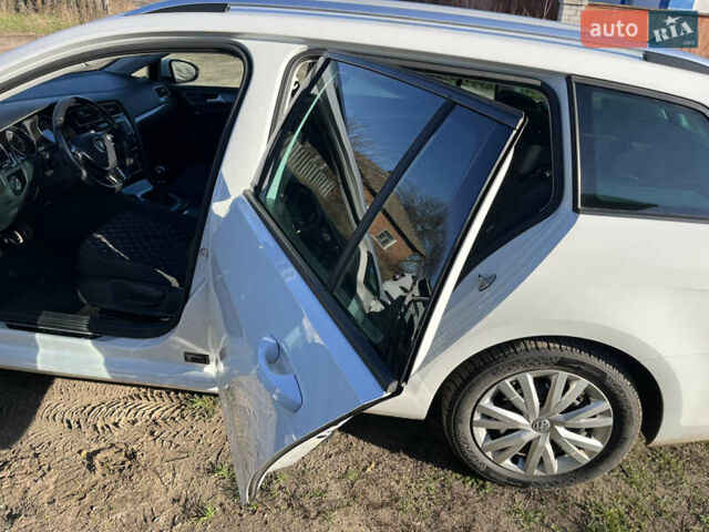 Белый Фольксваген Гольф, объемом двигателя 1.6 л и пробегом 238 тыс. км за 15000 $, фото 1 на Automoto.ua