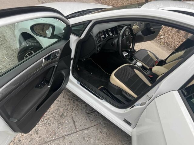 Белый Фольксваген Гольф, объемом двигателя 1.6 л и пробегом 275 тыс. км за 10500 $, фото 5 на Automoto.ua