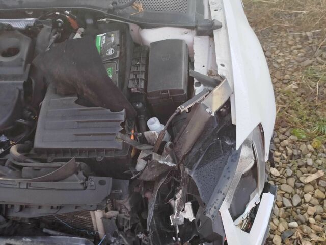 Белый Фольксваген Гольф, объемом двигателя 1.6 л и пробегом 280 тыс. км за 5500 $, фото 4 на Automoto.ua