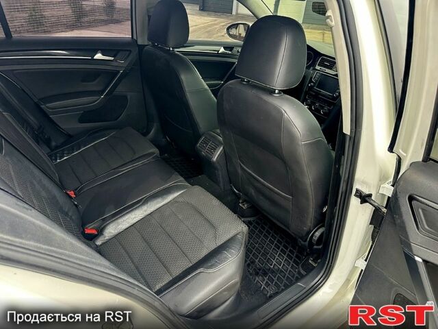 Белый Фольксваген Гольф, объемом двигателя 1.6 л и пробегом 290 тыс. км за 12000 $, фото 6 на Automoto.ua